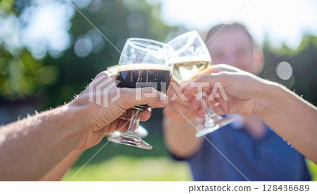 舉杯 舉杯 128436689