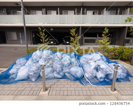 東京設有防鳥網的家庭垃圾收集點 128436754