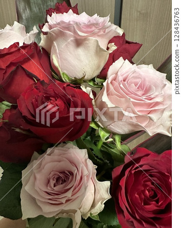 一束玫瑰花特寫 128436763