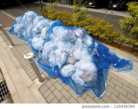 東京設有防鳥網的家庭垃圾收集點 128436764