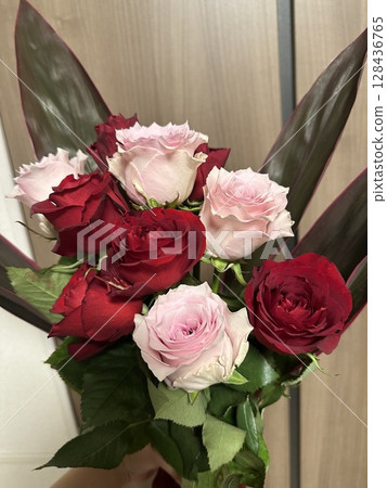 玫瑰花束 128436765