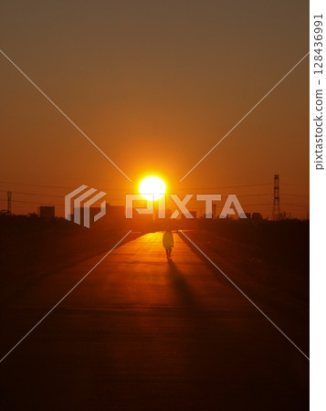 向著第一縷朝陽走去的身影 128436991