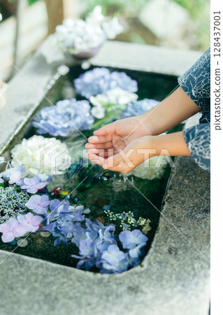 漂浮的繡球花和孩子的手 128437001