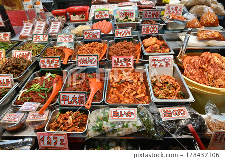 泡菜圖片,這是韓國食品攤位上出售的食物 泡菜圖片,這是韓國食品攤位上出售的食物 128437106