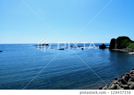 Clear skies in the Sea of Japan in Hokkaido - Reefs and the "horizon" from National Route 229 in Kamienai Village Clear skies in the Sea of Japan in Hokkaido - Reefs and the "horizon" from National Route 229 in Kamienai Village 128437338