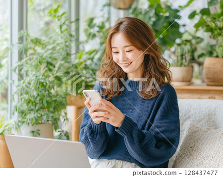 在家享受輕鬆時光，用智慧型手機生活 128437477