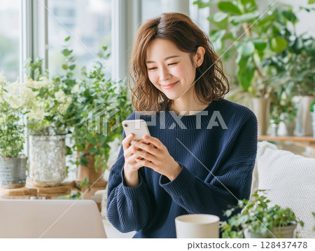 在家中使用智慧型手機拍攝的自然生活場景 128437478
