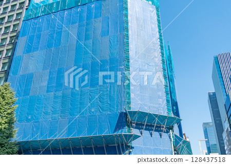 Building construction scaffolding and fall prevention fences Building construction scaffolding and fall prevention fences 128437518