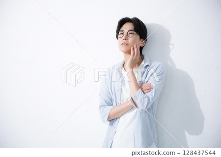 A refreshing man wearing glasses, upper body looking up with a smile 128437544