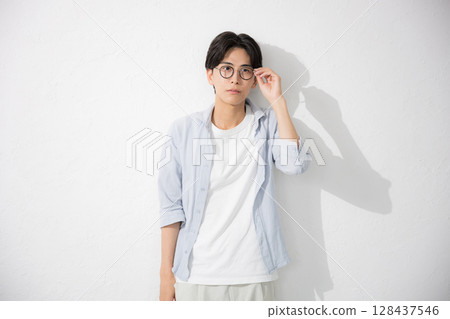 戴著眼鏡、上身抬頭、面帶微笑的清爽男士 128437546