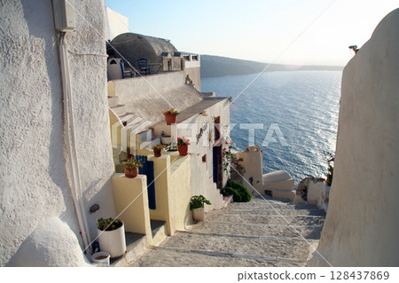 米哈斯白色村莊，藍色圓頂 128437869