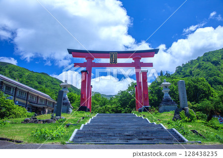 湯殿山紅色鳥居 湯殿山紅色鳥居 128438235