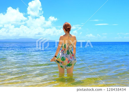 沖繩縣石垣島富崎海灘度假村，一位女士正在眺望大海 128438434