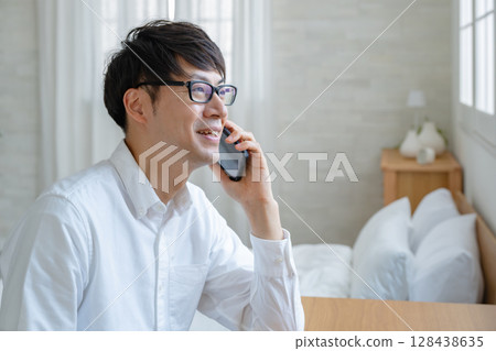 一個使用智能手機的人 一個使用智能手機的人 128438635