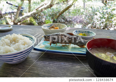 Nagano Kamikochi Drinking soba in the fresh greenery, buckwheat noodles, summer vegetables, cold soba 128438674