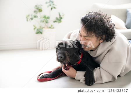 Owners who live with large dogs in the living room at home - Aim to be a living-free dog! Owners who live with large dogs in the living room at home - Aim to be a living-free dog! 128438827