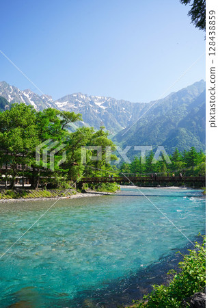 長野、上高地：河童橋和美麗的梓川，周圍綠樹成蔭 128438859
