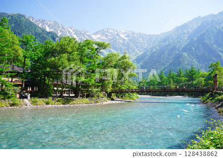 Nagano, Kamikochi: Kappa Bridge and the beautiful Azusa River surrounded by fresh greenery 128438862