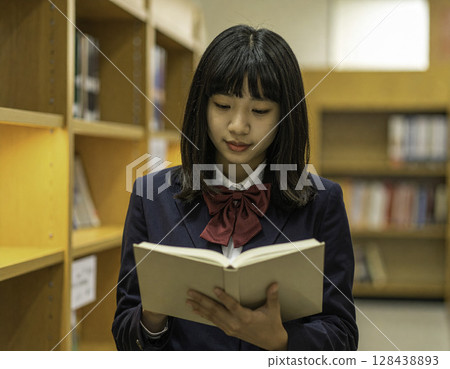 高中女生在圖書館看書，一片平靜的學習閱讀場景 128438893