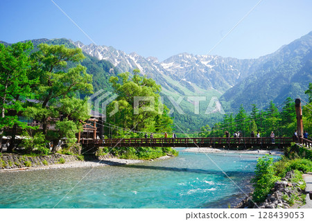 長野、上高地:河童橋和美麗的梓川,周圍綠樹成蔭 長野、上高地:河童橋和美麗的梓川,周圍綠樹成蔭 128439053
