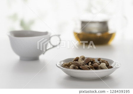 混合堅果和熱茶 128439195
