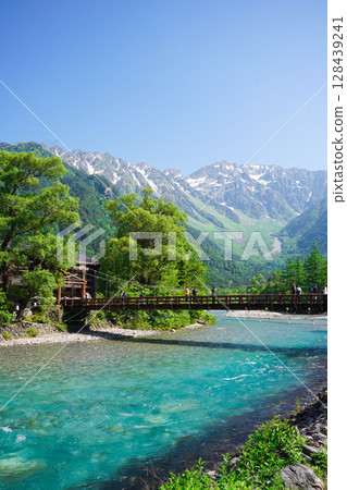 長野、上高地、初夏的梓川，新綠點亮 128439241