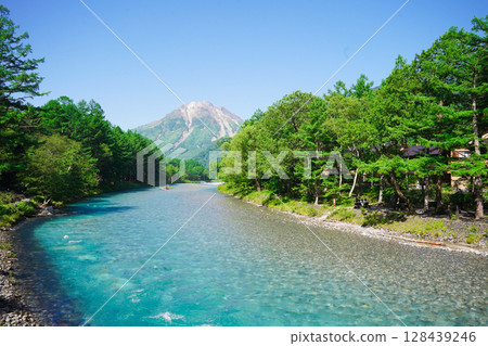 長野、上高地、初夏的梓川,新綠點亮 長野、上高地、初夏的梓川,新綠點亮 128439246