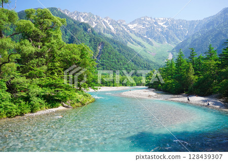 夏天從河童橋上眺望長野、上高地、美麗的梓川和北大雪山脈 夏天從河童橋上眺望長野、上高地、美麗的梓川和北大雪山脈 128439307