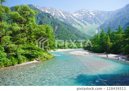 Nagano, Kamikochi, the beautiful Azusa River and the Kitadaisetsu mountain range seen from Kappa Bridge in summer Nagano, Kamikochi, the beautiful Azusa River and the Kitadaisetsu mountain range seen from Kappa Bridge in summer 128439311