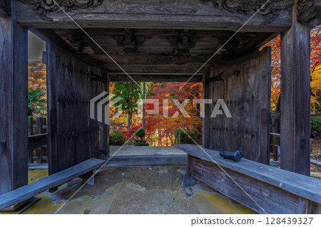 Photographing Gyokuunji Temple of the Soto sect in Kyotanba-cho, Kyoto Prefecture, in the height of autumn foliage 128439327