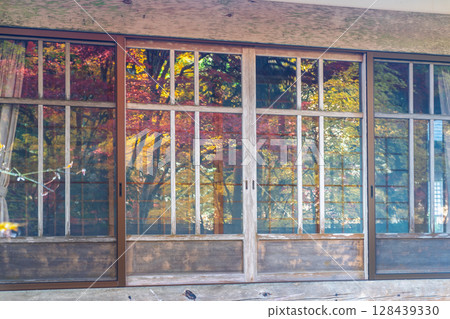Photographing Gyokuunji Temple of the Soto sect in Kyotanba-cho, Kyoto Prefecture, in the height of autumn foliage 128439330