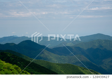 遠處排列著四國山脈和風力發電廠 128439427