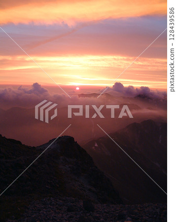 槍山 / 盛夏時節從槍山眺望西鐮山脊的盛夏日落(夏季登山、槍山-穗高橫斷) 槍山 / 盛夏時節從槍山眺望西鐮山脊的盛夏日落(夏季登山、槍山-穗高橫斷) 128439586