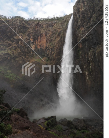 白色碎片 - 瓦拉曼瀑布，岩石與薄霧的正面構圖 128439658