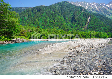 長野上高地:美麗的梓川,綠樹環繞 長野上高地:美麗的梓川,綠樹環繞 128439676