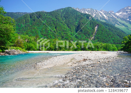 長野上高地:美麗的梓川,綠樹環繞 長野上高地:美麗的梓川,綠樹環繞 128439677