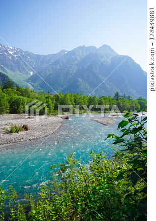 長野上高地:美麗的梓川,綠樹環繞 長野上高地:美麗的梓川,綠樹環繞 128439881