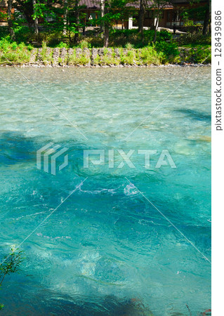 長野上高地:美麗的梓川,綠樹環繞 長野上高地:美麗的梓川,綠樹環繞 128439886