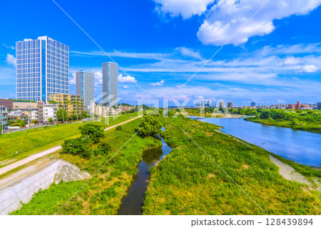 7 月 13 日，日本東京城市景觀...川崎站和武藏小杉站前的多摩川和高層公寓大樓景觀 = 令和 7 128439894