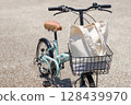 自行車的前籃裡有一個手提袋。 128439970