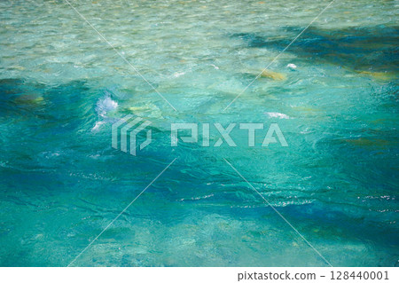 長野上高地:梓川水面清澈美麗 長野上高地:梓川水面清澈美麗 128440001