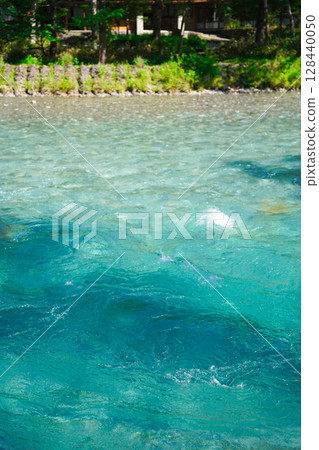 長野上高地：梓川水面清澈美麗 128440050