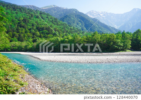 長野、上高地、初夏的梓川，新綠點亮 128440070
