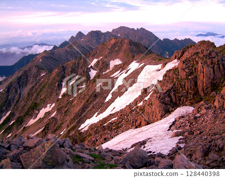 Morgenrot / 從槍山眺望穗高山脈峰頂的朝霞（初夏的槍山-穗高橫斷路線徒步旅行） 128440398