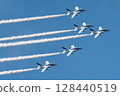 藍色衝動在編隊飛行 128440519