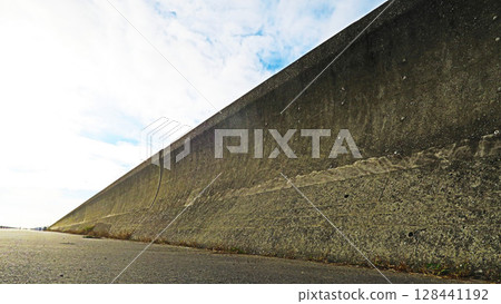 海邊的海堤與天空風景 海邊的海堤與天空風景 128441192