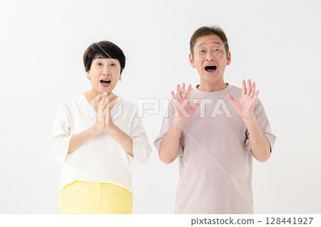 高級夫婦感到驚訝 128441927