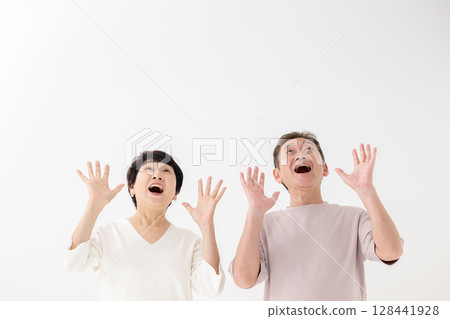 Senior couple surprised 128441928