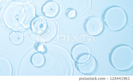 清爽的淺藍色背景，搭配透明氣泡和水波紋 | 非常適合清潔、保濕和護膚圖片 128441961