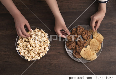 家人和朋友吃零食和糖果 128441962